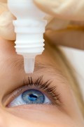 Een fysiologisch serum kan helpen om uitdroging van de oogslijmvliezen vanwege airco in het vliegtuig tegen te gaan.©Max Tactic - Fotolia