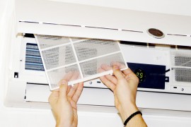 Vraag een monteur bij de jaarlijkse controle van uw airco of het filter nog schoon genoeg is. ©Cyril Comtat - Fotolia