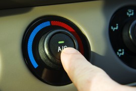 Bij Climate Control wordt de temperatuur in uw auto automatisch geregeld. Bij Climate Control wordt de temperatuur in uw auto automatisch geregeld. ©gmcgill - Fotolia